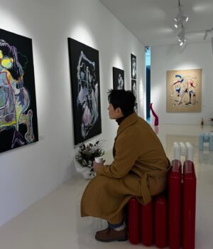 On Ju-wan Instagram - 또 다른 느낌의 선과 결을 보고 온 날.
변화하는 관계의 과정이 선명하게 보였던 날.

그저 관계를 응원하고 이해할수밖에 없는 서로의 위치지만
언제나 그 엉켜있는 우리의 본질은 남아있다.

@hajiwon1023 @l.e.e_s.o.l 

전시-아트 스페이스 폴라포 6층 
  12.18~1.14
 
많이들 보러가세요^^