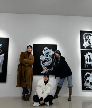 On Ju-wan Instagram - 또 다른 느낌의 선과 결을 보고 온 날.
변화하는 관계의 과정이 선명하게 보였던 날.

그저 관계를 응원하고 이해할수밖에 없는 서로의 위치지만
언제나 그 엉켜있는 우리의 본질은 남아있다.

@hajiwon1023 @l.e.e_s.o.l 

전시-아트 스페이스 폴라포 6층 
  12.18~1.14
 
많이들 보러가세요^^