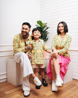 Onadio Leonardo Instagram - Gimana Udah Trendy dong Kitahhh ??
Kebaya dan Batik ini dari @bohopannaofficial 
Yang punya anak bisa banget ini buat hadiah Lebaran ❤️