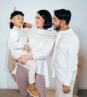 Onadio Leonardo Instagram - Udah keliatan sakinah mawaddah warahmah belum? 😬

Satu set outfit yang kita pakai dari @M231Official hehehe makin bangga sama produk lokal, buruan beli biar couple-an sama kita, infonya sih udah mulai pada low stock nih 
#LebaranWithM231 #KokoM231aja #KokoHabib