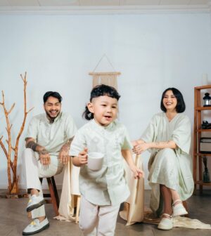 Onadio Leonardo Instagram - Udah keliatan sakinah mawaddah warahmah belum? 😬

Satu set outfit yang kita pakai dari @M231Official hehehe makin bangga sama produk lokal, buruan beli biar couple-an sama kita, infonya sih udah mulai pada low stock nih 
#LebaranWithM231 #KokoM231aja #KokoHabib