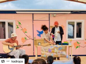 Öner Erkan Instagram - antep hatay istanbul ve izmirde oynadık. fırsat buldukça da oynamaya çalışıcaz. destek olan herkese teşekkürler…. çocuklar çok güzeller☀️birlikte biz de…@kadropa @simgegunsan  @kaan.erkan_