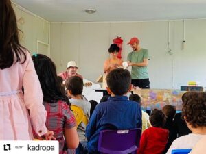 Öner Erkan Instagram - antep hatay istanbul ve izmirde oynadık. fırsat buldukça da oynamaya çalışıcaz. destek olan herkese teşekkürler…. çocuklar çok güzeller☀️birlikte biz de…@kadropa @simgegunsan  @kaan.erkan_