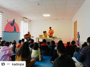 Öner Erkan Instagram - antep hatay istanbul ve izmirde oynadık. fırsat buldukça da oynamaya çalışıcaz. destek olan herkese teşekkürler…. çocuklar çok güzeller☀️birlikte biz de…@kadropa @simgegunsan  @kaan.erkan_