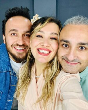 Onur Atilla Instagram - 4 gün üst üste oyundan sonra asla bitmeyen enerjimiz ektedir. Yarınki Kozyatağı oyununa fazlasıyla hazırız! Son biletleri kaçırmayın. 🥹

#tiyatro #DavidFoenkinos #MertÖner #OnurAtilla #ÖzgünBayraktar #DoğanAkdoğan