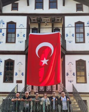 Onur Atilla Instagram - Kılık kıyafet inkılâbı için Kastamonu´ya gelen Atatürk´ü Dadaylılar ilçelerinde görmek istiyorlardı. İlçenin ileri gelenlerinden oluşan bir heyet Kastamonu´ya giderek Atatürk´ü Daday´a davet ettiler.

30 Ağustos 1925 günü Atatürk ve yanındakiler (zamanın Kastamonu Valisi Fatih Güvendiren ve İnebolu Belediye Başkanı Hüseyin Kaşif Bey (Karagülle oğlu)  bir otomobille saat 14.00 da Kastamonu´dan Daday´a hareket etti.

Saat 15.20´de beklenen an gelmişti. Paşa Dadaylıları başını eğerek selamladı. Alkışlar arasında Hükümet binasına gelen Atatürk, bütün daire memurlarını kabul etti. bilgiler aldı. Daha sonra eski Belediye binasında misafir edilen Atatürk, burada Daday´ın sakinleri ve köylüleri ile ilçenin sorunları üzerinde sohbet ettikten sonra, balkona çıkarak şu konuşmayı yaptı:

" DADAY´A GELDİĞİMDEN  DOLAYI  ÇOK MEMNUNUM, DOĞRUSUNU İTİRAF ETMEK  LAZIM  GELİRSE, ARZEDERİM Kİ, BU MEMNUNLUĞUN BAŞLICA SEBEBİ, DADAYLILAR'I BANA VE BENİM GİBİ BURALARI GÖRMEMİŞ OLANLARA TANITTIRANLARIN NE KADAR YANLIŞ TANITTIRDIKLARINI ANLAMIŞ OLMAKLIĞIMDIR. SİZİ BİZE BAŞKA TÜRLÜ ANLATTILAR; "BURALARI, CEHL VE TAASSUP İÇİNDEDİR" DEDİLER. ŞİMDİ GÖRÜYORUM VE PARLAK YÜZLERİNİZDEN ANLIYORUM Kİ BUNLAR ÇOK ŞUURSUZ VE YALANCI SİMALARMIŞ; BEN SİZDEN ALDIĞIM İLHAMLA, BUGÜN ONLARDAN NEFRET EDİYORUM. BENİM BÜTÜN KASTAMONU VİLAYETİNDE OLDUĞU GİBİ, BURADA DA GÖRDÜĞÜM  HAKİKAT BUDUR; ZİHNİYETİNİZ YÜKSEK, DİMAĞLARINIZ  NURLA DOLUDUR. BÖYLE OLMASA, BUGÜN GÖRDÜĞÜM ŞEKLİN BİR GÜNDE MEYDANA GELMESİNE İMKAN OLUR MUYDU?

ARKADAŞLAR SİZİ BİZE BÖYLE TANITAN, SİZİ TEMSİL EDENLERDEN BAZILARIDIR. DEMEK Kİ ONLAR, SİZİN HAKİKİ HAYATINIZA BİGANEDİRLER. BURADA GÖRDÜKLERİMİ ANKARA´DAKİ ARKADAŞLARIMA  ANLATACAĞIM VE ALEYHİNİZDE SÖYLENECEK SÖZLERE KARŞI, SİZİ VE HAKLARINIZI BİZZAT BEN MÜDAFAA EDECEĞİM.

ARKADAŞLAR!  MEMLEKET SİZİN VE ORDUNUZUN KAHRAMANLIĞI İLE KURTARILMIŞ, REFAH VE SAADET YOLUNA GİRMİŞTİR. BU YOL ÜZERİNDE BÜYÜK BİR EMNİYETLE YÜRÜMEK, HAKİKATLERİ TESBİT ETMEK İÇİN BUNDAN SONRA DA  ÇALIŞMAK LAZIMDIR. GECE GÜNDÜZ ZATEN ÇALIŞIYORSUNUZ.ÇALIŞINIZ!  HAKİKİ ÇEHRENİZİ CİHANA TANITALIM...

ARKADAŞLAR!  SİZDEN AYRILIRKEN BÜYÜK BİR VİCDANİ HAZ İÇİNDEYİM, BUNDAN DOLAYI, SİZE ÇOK TEŞEKKÜR EDERİM."