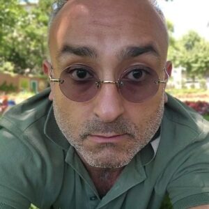 Onur Atilla Instagram - Yattığım yerden duyarlılık kasarım.
İyi bayramlar. Benim canımı sıkmayın. 🥸🤌