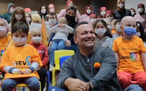 Onur Atilla Instagram - Ankara turnemiz 2-8 Kasım Lösemili Çocuklar Haftası denk geldi ve çocuklar bize şimdilik gelemediği için biz onlara gittik. 🧡 Çocuklar şahane sorular hazırlamışlar. 🧡 Hepsine sevgiler ve şifalar... Sevgiyle, gülmeyle, kahkahayla,  umutla #BizKazanacağızLösev
@losantehastanesi
@losev1998
