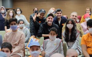 Onur Atilla Instagram - Ankara turnemiz 2-8 Kasım Lösemili Çocuklar Haftası denk geldi ve çocuklar bize şimdilik gelemediği için biz onlara gittik. 🧡 Çocuklar şahane sorular hazırlamışlar. 🧡 Hepsine sevgiler ve şifalar... Sevgiyle, gülmeyle, kahkahayla,  umutla #BizKazanacağızLösev
@losantehastanesi
@losev1998