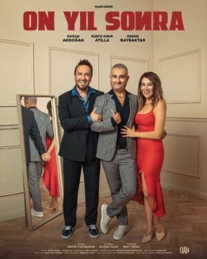 Onur Atilla Instagram - tiyatroDAN yeni sezonda, yepyeni bir oyun! İşte karşınızda: “ON YIL SONRA” ✨

İlk oyun 14 Aralık Perşembe 20:30’da Cevahir B Sahne’de. Biletler Biletix, Biletinial ve Bubilet‘te! 🎟️

On yıl öncesine gidebilseniz neyi değiştirirsiniz?
Peki ya on yıl sonrası için hayaliniz ne?
Mutluluk ne? Sadece mutsuz olmamak mı?

Bir akşam yemeği. Bir çift ve eski bir dost. 10 yıl sonra bir ilk buluşma. Rollerin sürekli yer değiştirdiği, geçmiş, şimdi ve gelecek arasında gezinen bir kovalamaca.
Tatlıya kadar tatlıya bağlanmaya çabalanan bir aşk masalı.

Yazan : David Foenkinos
Çeviren : Burak Üzen
Yöneten : Mert Öner
Oyuncular : Rüştü Onur Atilla, Doğan Akdoğan, Özgün Bayraktar,
Yapım : Fatih Aydın
Yönetmen Yardımcısı : Uğur Baran
Dekor Tasarım : Duygum Girginer Baran
Işık Tasarım : Kolektif
Kostüm : Arin Umut Öğmen
Afiş Tasarım : Berkcan Okar
Afiş ve Tasarım Fotoğrafları : Egemen Pırlant
Ses/Işık Kumanda : Sinan Akdoğan