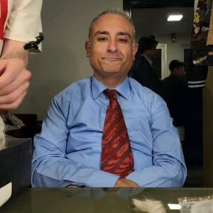 Onur Atilla Instagram - Sezon finali... kan...ter...gözyaşı...kahkaha...alkışlar ve bravo sesleri... bolca peruk, epey bıyık, bazen kaş... türlü kostümler, olur olmadık şiveler, ezberler de ezberler... yapıyoruz bu sporu... nice yeni sezonlara @guldurguldur 🕺💃