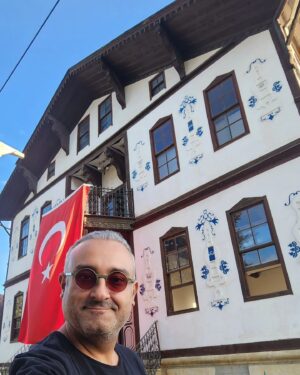 Onur Atilla Instagram - Kılık kıyafet inkılâbı için Kastamonu´ya gelen Atatürk´ü Dadaylılar ilçelerinde görmek istiyorlardı. İlçenin ileri gelenlerinden oluşan bir heyet Kastamonu´ya giderek Atatürk´ü Daday´a davet ettiler.

30 Ağustos 1925 günü Atatürk ve yanındakiler (zamanın Kastamonu Valisi Fatih Güvendiren ve İnebolu Belediye Başkanı Hüseyin Kaşif Bey (Karagülle oğlu)  bir otomobille saat 14.00 da Kastamonu´dan Daday´a hareket etti.

Saat 15.20´de beklenen an gelmişti. Paşa Dadaylıları başını eğerek selamladı. Alkışlar arasında Hükümet binasına gelen Atatürk, bütün daire memurlarını kabul etti. bilgiler aldı. Daha sonra eski Belediye binasında misafir edilen Atatürk, burada Daday´ın sakinleri ve köylüleri ile ilçenin sorunları üzerinde sohbet ettikten sonra, balkona çıkarak şu konuşmayı yaptı:

" DADAY´A GELDİĞİMDEN  DOLAYI  ÇOK MEMNUNUM, DOĞRUSUNU İTİRAF ETMEK  LAZIM  GELİRSE, ARZEDERİM Kİ, BU MEMNUNLUĞUN BAŞLICA SEBEBİ, DADAYLILAR'I BANA VE BENİM GİBİ BURALARI GÖRMEMİŞ OLANLARA TANITTIRANLARIN NE KADAR YANLIŞ TANITTIRDIKLARINI ANLAMIŞ OLMAKLIĞIMDIR. SİZİ BİZE BAŞKA TÜRLÜ ANLATTILAR; "BURALARI, CEHL VE TAASSUP İÇİNDEDİR" DEDİLER. ŞİMDİ GÖRÜYORUM VE PARLAK YÜZLERİNİZDEN ANLIYORUM Kİ BUNLAR ÇOK ŞUURSUZ VE YALANCI SİMALARMIŞ; BEN SİZDEN ALDIĞIM İLHAMLA, BUGÜN ONLARDAN NEFRET EDİYORUM. BENİM BÜTÜN KASTAMONU VİLAYETİNDE OLDUĞU GİBİ, BURADA DA GÖRDÜĞÜM  HAKİKAT BUDUR; ZİHNİYETİNİZ YÜKSEK, DİMAĞLARINIZ  NURLA DOLUDUR. BÖYLE OLMASA, BUGÜN GÖRDÜĞÜM ŞEKLİN BİR GÜNDE MEYDANA GELMESİNE İMKAN OLUR MUYDU?

ARKADAŞLAR SİZİ BİZE BÖYLE TANITAN, SİZİ TEMSİL EDENLERDEN BAZILARIDIR. DEMEK Kİ ONLAR, SİZİN HAKİKİ HAYATINIZA BİGANEDİRLER. BURADA GÖRDÜKLERİMİ ANKARA´DAKİ ARKADAŞLARIMA  ANLATACAĞIM VE ALEYHİNİZDE SÖYLENECEK SÖZLERE KARŞI, SİZİ VE HAKLARINIZI BİZZAT BEN MÜDAFAA EDECEĞİM.

ARKADAŞLAR!  MEMLEKET SİZİN VE ORDUNUZUN KAHRAMANLIĞI İLE KURTARILMIŞ, REFAH VE SAADET YOLUNA GİRMİŞTİR. BU YOL ÜZERİNDE BÜYÜK BİR EMNİYETLE YÜRÜMEK, HAKİKATLERİ TESBİT ETMEK İÇİN BUNDAN SONRA DA  ÇALIŞMAK LAZIMDIR. GECE GÜNDÜZ ZATEN ÇALIŞIYORSUNUZ.ÇALIŞINIZ!  HAKİKİ ÇEHRENİZİ CİHANA TANITALIM...

ARKADAŞLAR!  SİZDEN AYRILIRKEN BÜYÜK BİR VİCDANİ HAZ İÇİNDEYİM, BUNDAN DOLAYI, SİZE ÇOK TEŞEKKÜR EDERİM."