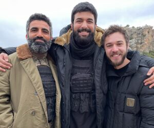 Onur Bay Instagram - Bazı anları zaman geçtikçe hatırlamakta güçlük çekeriz ama o anın bize nasıl hissettirdiğini asla unutmayız. 
İlker’i oynamak da benim içimde böyle iz bıraktı.Zaman geçse de bana hissettirdiği duyguları içimde bıraktığı izleri unutmayacağım.
İlker’in tutsaklığının altında yaşadıkları beni üzerken, umut dolu oluşu her zaman bana ilham oldu. Okuduğumda da oynadığımda da tüylerimi diken diken eden, her an’ı benim için çok kıymetli olan bu işe sevgisini ve emeğini vermiş herkese teşekkür ederim. 

“Benim gitmem lazım şimdi.. tavuklar var tavuklar yem vermem gerek” 

Bana inanan ve güvenini her an hissettiren hocam @yagizaakaydin ‘a
Kaçış’ın hikayesini kaleme alan senaristimiz @ali.dogancay ‘a
Hikayemizin sahibi sevgili @enginakyurek ‘e, Kaçış’ı hayata geçiren @o3medya @samefilm_ist a,  @omerdurak2 ve Saner Ayar’a, Supervisor @basrialbayrak , @zeynepongen ‘e, @kahrooo ya görüntü yönetmenimiz @arasdemiray ‘a , @haciguvenn  ve çok değerli oyuncu arkadaşlarım @enginakyurek @azizcapkurt @iremhlvcioglu @arasaydinofficial @ademyilmazben @sezginuzunbekiroglu @boraelkoca @serdalgenc @sekogenc @leylatanlaar @levent_ulgen teşekkür ederim. 
Ve Kaçış’a emek veren herkese tüm ekip arkadaşlarıma teşekkür ederim. 💙 #kaçış