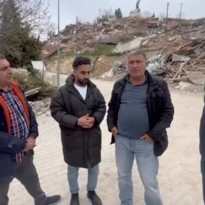 Onur Buldu Instagram - Adıyaman Gölbaşından sonra Harmanlıya geçtik. Gölbaşında da en büyük sorun barınma. altyapı sorunlarından da muzdaripler. ama Harmanlı gördüğüm en kötü yıkımı yaşamış. hiç bir yardım alamadıklarından bahsettiler. başkanla konuştuğumuzda en büyük sorun barınma dedi. biraz da kırgınlar hiç kimsenin seslerini duymamasından. lütfen bu beldenin de sesini duyurmamıza yardımcı olun canlar.