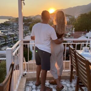 Onur Buldu Instagram - @kozduygu her ne kadar unutsam da, beni affedeciğini bildiğim için burdan yalakalık yapmak istedim sana karıcım😊 1 yılımız kutlu olsun🎂