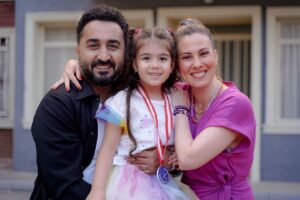 Onur Buldu Instagram - @benimguzelailemtrt bu akşam yeni bölüm🤗 herkesi bekleriz🙋🏿‍♂️ @melissbabadag @mina_sinenden @trt1