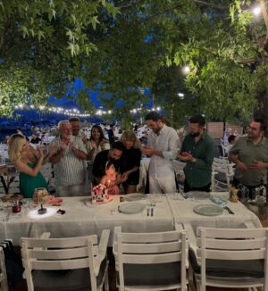 Onur Buldu Instagram - canım kızım doğum günün kutlu olsun seni çok seviyoruz ❤️ bu güzel akşamı hazırlayan  @ozkantorunogullari abisi ve @fitbybetul ablasına çok teşekkür ederiz 🙏❤️ @kozduygu @azizaslan @eyllculhaci @onurakinresmi @oguntorunogullari 🙏 bu güzel pastayı da @egefirinfethiye abisi hazırladı ona da çok teşekkür ederiz 🙏❤️