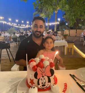 Onur Buldu Instagram - canım kızım doğum günün kutlu olsun seni çok seviyoruz ❤️ bu güzel akşamı hazırlayan  @ozkantorunogullari abisi ve @fitbybetul ablasına çok teşekkür ederiz 🙏❤️ @kozduygu @azizaslan @eyllculhaci @onurakinresmi @oguntorunogullari 🙏 bu güzel pastayı da @egefirinfethiye abisi hazırladı ona da çok teşekkür ederiz 🙏❤️