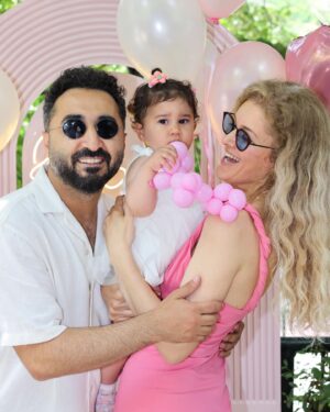 Onur Buldu Instagram - benim minik kızım 1 yaşında🥺 umarım hayatta hep iyi insanlar çıkar karşına. seni çok seviyoruz dombik ayak ❤️❤️❤️ @kozduygu