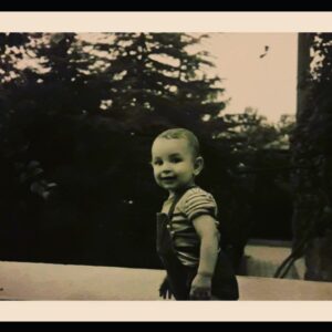 Onur Saylak Instagram - Dalga mı geçiyorsun düşler mi kuruyorsun
Öyle sonsuz sınırsız düşler kur ki çocuğum
Düşlerini som somut görüp şaşsınlar
Böyle bir dalgacı daha dünyaya gelmedi desinler

Dünyada yapılmamış işler çoktur çocuğum
Derlerse ki bu işler bişeye yaramaz
De ki bütün işe yarayanlar
İşe yaramaz sanılanlardan çıkar.