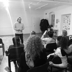 Onur Saylak Instagram - Viyana’da müthiş iştahlı/sevdalı bir toplulukla  atölye çalışmaları yaptık. Bu güzel buluşmanın mimarı sevgili Nazmi’ye çok teşekkür ederim. @ates.nazmi @kunstoffensive_wien