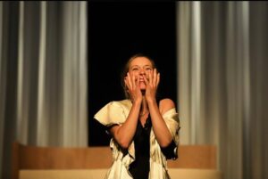 Ophélia Kolb Instagram - LETTRE D’UNE INCONNUE 
✒️ Stefan Zweig
@comedie_studiodeschampselysees 
Mise en scène de @bertrand.marcos 
du Mercredi au Dimanche 
👗 @marionxardel 
📸 @lisa_lesourd_
🗞 @ichoupresse