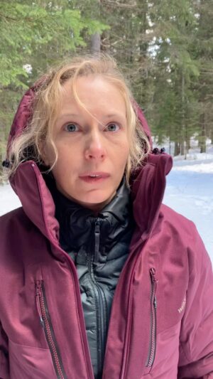 Ophélia Kolb Instagram - Il y a un an on crapahutait dans la neige avec @voiciopheliasu pour le tournage de CONTE SAUVAGE. 
On est parti à seulement 3, Ophelia, le chef op @thibautdechemellier et moi. Il fallait tout faire nous-mêmes, ici Ophelia gère la bande son.
Et vous pourrez bientôt voir le film en salle 😌

#tournage #shooting #film #courtmetrage #cinema #contesauvage #bts #behindthescenes🎬 #makingof #oiseaux  #son #sound #opheliakolb