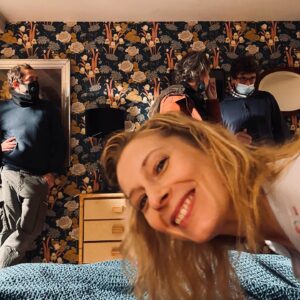 Ophélia Kolb Instagram - Et hop Fin de Tournage!
Ce sera sur @france2 
On n’efface pas les souvenirs 
Réalisé par @adelinedarraux 
Produit par #minteeStudio
Et les photos sont de mon nouveau photographe officiel @stephanedebac ✨
#dodo 
#jojolincruste
#papierpeint