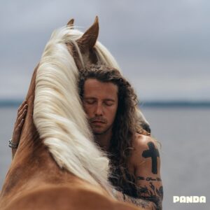 Ophélia Kolb Instagram - @jdoreofficiel fait tomber la chemise ! 🔥
Toutes les aventures de Panda sont sur TF1  🐼