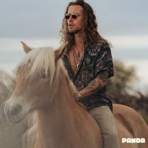 Ophélia Kolb Instagram - @jdoreofficiel fait tomber la chemise ! 🔥
Toutes les aventures de Panda sont sur TF1  🐼