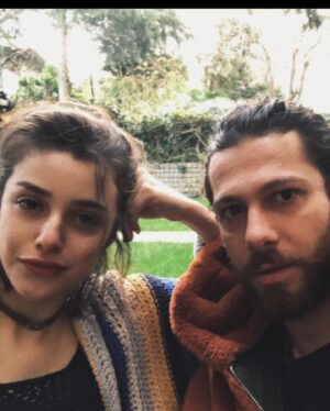 Oral Özer Instagram - 2019'dan beri💫
Zamanın ötesine geçen bu 5 yılda, senin varlığın hayatımın en güzel anları oldu. Hep mutluluk vardı, hep mükemmeldik gibi değil; kusurlarımızla birbirimize bağlı olmamız, bu yolculuğu gerçek kıldı. 
Seninle daha nice anılar biriktirmeyi sabırsızlıkla bekliyorum sevgili.
İyi ki doğdun @damlasuikizoglu 🥂
 ve bize (mocha hamlet ve bana) hayat kattın. 
Seni seviyoruz ❤️
*son foto çekildiğimiz ilk fotoğrafımız...