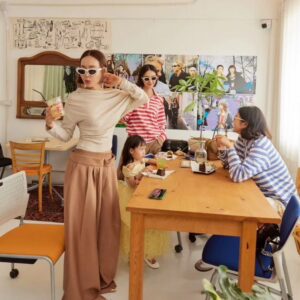Oranicha Krinchai Instagram - ☕️📸🤳🏻👩🏻‍🦰👧🏻👱🏼‍♀️✨️🎀🍵