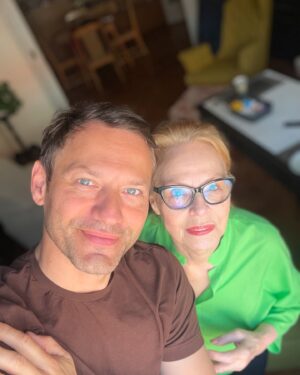 Orlin Pavlov Instagram - Мама в зелено.🍀🙌🏼❤️
Smile.
#mom #smile #green #friday