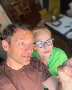 Orlin Pavlov Instagram - Мама в зелено.🍀🙌🏼❤️
Smile.
#mom #smile #green #friday