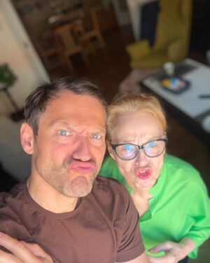 Orlin Pavlov Instagram - Мама в зелено.🍀🙌🏼❤️
Smile.
#mom #smile #green #friday
