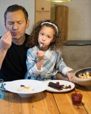 Orlin Pavlov Instagram - С Елизабет не можахме да устоим на новите десерти в @lapastaria .
Ями, ям, искаме за вкъщи!
Неустоими са!