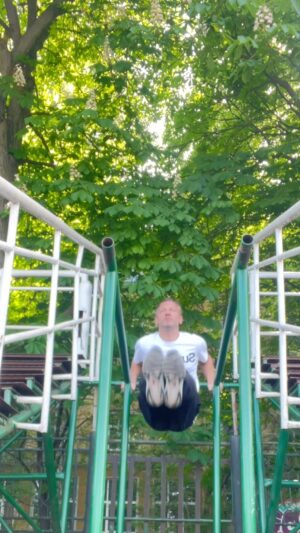 Orlin Pavlov Instagram - Нямаше как да не се поизцапам, но за това си имам сигурен помощник.
@ariel.bulgaria