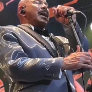 Oscar D'León Instagram - La música siempre nos llena de alegría y sabor. 🎶🕺 #Comoooo

¿Quién va a iniciar la semana con esta energía?