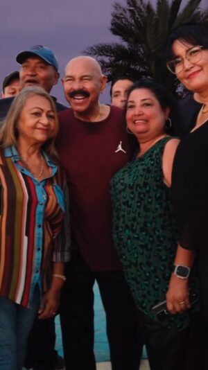 Oscar D'León Instagram - Caminar por las calles de mi país y recibir tantos abrazos y amor de mi gente, me hizo llenarme de mucha alegría. Gracias por estos momentos #Comooo 

#Sabrosooo