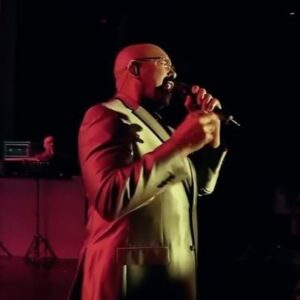 Oscar D'León Instagram - “Pacheco te saludo con amor”.
Pacheco siempre te recordaré 🔥🔥 
Que gran noche cuando te rendimos este homenaje #Soplaaa 

#Sabrosooo