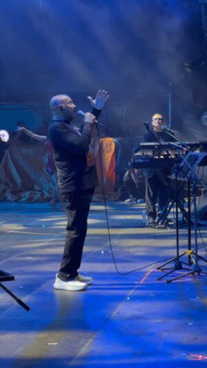 Oscar D'León Instagram - Les cuento una anécdota de mi carrera: En cada entrevista se sorprenden cuando les cuento que al subir al escenario lo hacemos sin una lista de canciones específicas para ese momento, el público me indica, el momento me indica y mis músicos atentos al próximo cambio 🎤 esa es la esencia de mis shows son especiales para cada lugar #Soplaaaa #Sabrosooo 🔥🔥