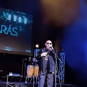 Oscar D'León Instagram - Cuando la música suena, el alma baila. ¡Disfrutando cada momento en el escenario y compartiendo la pasión de la salsa con ustedes!