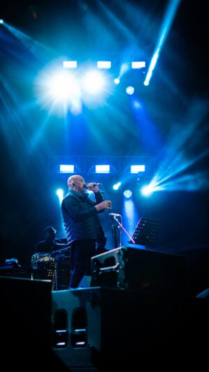 Oscar D'León Instagram - Bogotá mi amor, eres preciosa por disfrutar tanto de la música como yo, en el @vive.lasalsa #Sabrosooo 🔥🔥