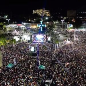 Oscar D'León Instagram - No hay palabras para describir el amor tan bonito que me han brindado esta noche, mi Venezuela 🇻🇪. Los amo con todo mi corazón; gracias por disfrutar mi música y nunca hacerme olvidar de mis raíces. 

Que siga el ritmo, el sabor y la música #Sabrosooo 🇻🇪🔥

Drone: @gimonic