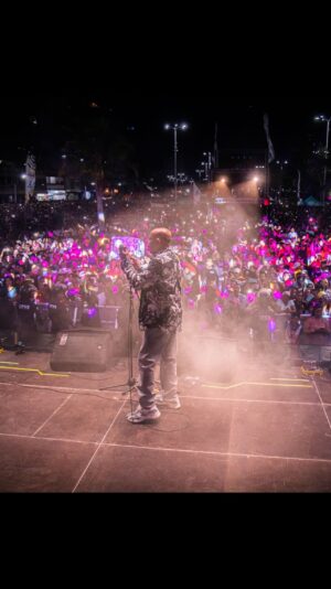 Oscar D'León Instagram - ¡Puerto La Cruz que noche tan inolvidable! 🔥🔥
Ese calor de venezolano, cariño, mucha música y baile. 

#Sabrosooo 

Drone: @gimonic