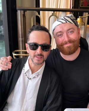 Óscar Madrazo Instagram - Mi #Fashionking favorito @MadrazoOscar con mi sobrinx @SamSmith ¡Ganando como siempre! 

En Monaco comiendo en El Café de París.
Su show fue ayer aquí en Salle des Etoiles como parte del Monte Carlo Summer Festival.
Continúa mañana 11 Julio en Francia en Carhaix-Plouguer y seguirá su Tour el 14 Julio por Luxemburgo, República Checa, Italia, Alemania, Dinamarca, Suecia, Suiza, Portugal y España. 
Es súper linda persona, el más amable y aterrizado. Encantador con todo su equipo de trabajo.
“Así es como deben de ser los Artistas de verdad.. reales, humildes y grandiosos”