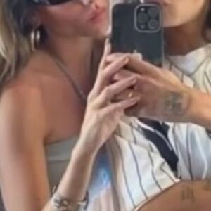 Óscar Madrazo Instagram - ¡LOVE IS LOVE! 🏳️‍🌈 #esterexpósito estrena noviazgo con una mexicana, todos los detalles en #LucesCámarayMadrazo 🤩

#espectáculos #espectáculoshoy #juliafox #juliafoxlook #DuetoEnriqueIglesiasbelinda #enriqueiglesias #belinda