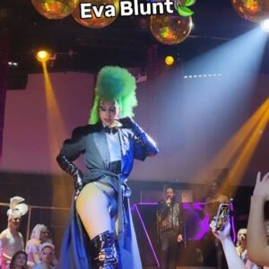 Óscar Madrazo Instagram - Mi sobrina @evabluntdrag deboró,  que digo. Fumigó 🍃💚💨