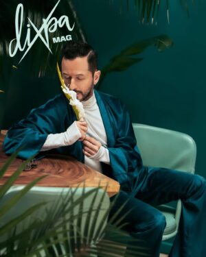 Óscar Madrazo Instagram - PORTADA DIXPA #SerDiferente 🌿
ENTREVISTA y FASHION editorial 
Ya puedes descargar la revista en @dixpa.mag 
Foto ieve gonzález
Styling ViKo Navarro
Grooming Nan GC
Apoyo Martin Rodriguez “Chukunu”
Producción Roger SH
Locación Magda San Angel
Otros diseñadores de la editorial: Merkaba, Bec Moda, Genaro Vidal, Salaises Zamarripa
#looks #fashion #style #mensfashion #oscarmadrazo #quemadrazo #dixpa #dixpamag #dixpamagazine