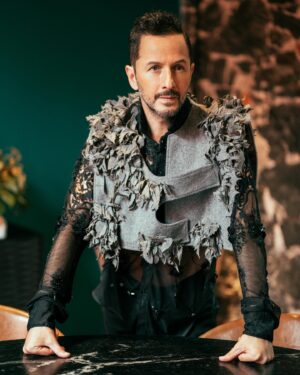 Óscar Madrazo Instagram - LOOKS DIXPA magazine ⚪️⚫️

PORTADA, ENTREVISTA y FASHION editorial 
DIXPA magazine 🔥💥 
Ya puedes descargar la revista en @dixpa.mag 
Foto ieve gonzález
Styling ViKo Navarro
Grooming Nan GC
Apoyo Martin Rodriguez “Chukunu”
Producción Roger SH
Locación Magda San Angel

Look de portada 
Traje: Ricardo Camacho
Playera Kofa Wearing 

Otros diseñadores de la editorial: Merkaba, Bec Moda, Genaro Vidal, Salaises Zamarripa
#looks #fashion #style #mensfashion #oscarmadrazo #quemadrazo #dixpa #dixpamag #dixpamagazine